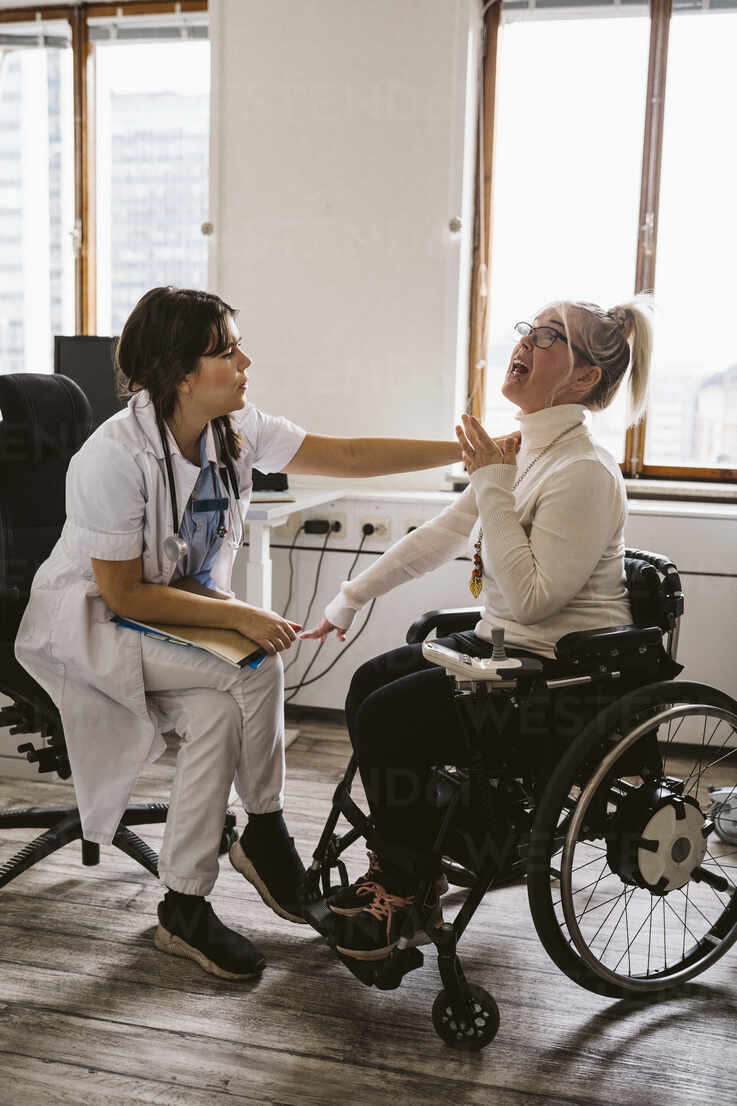 physical therapist helping a women in a wheelchair during rehab, illustrating Phoenix Waveform neurotherapy fo mobility and pain relief